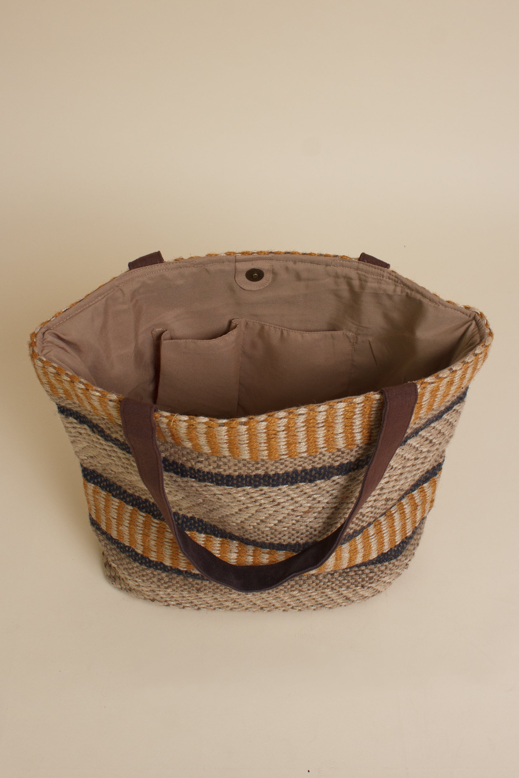 Jute tote bag, in mustard.