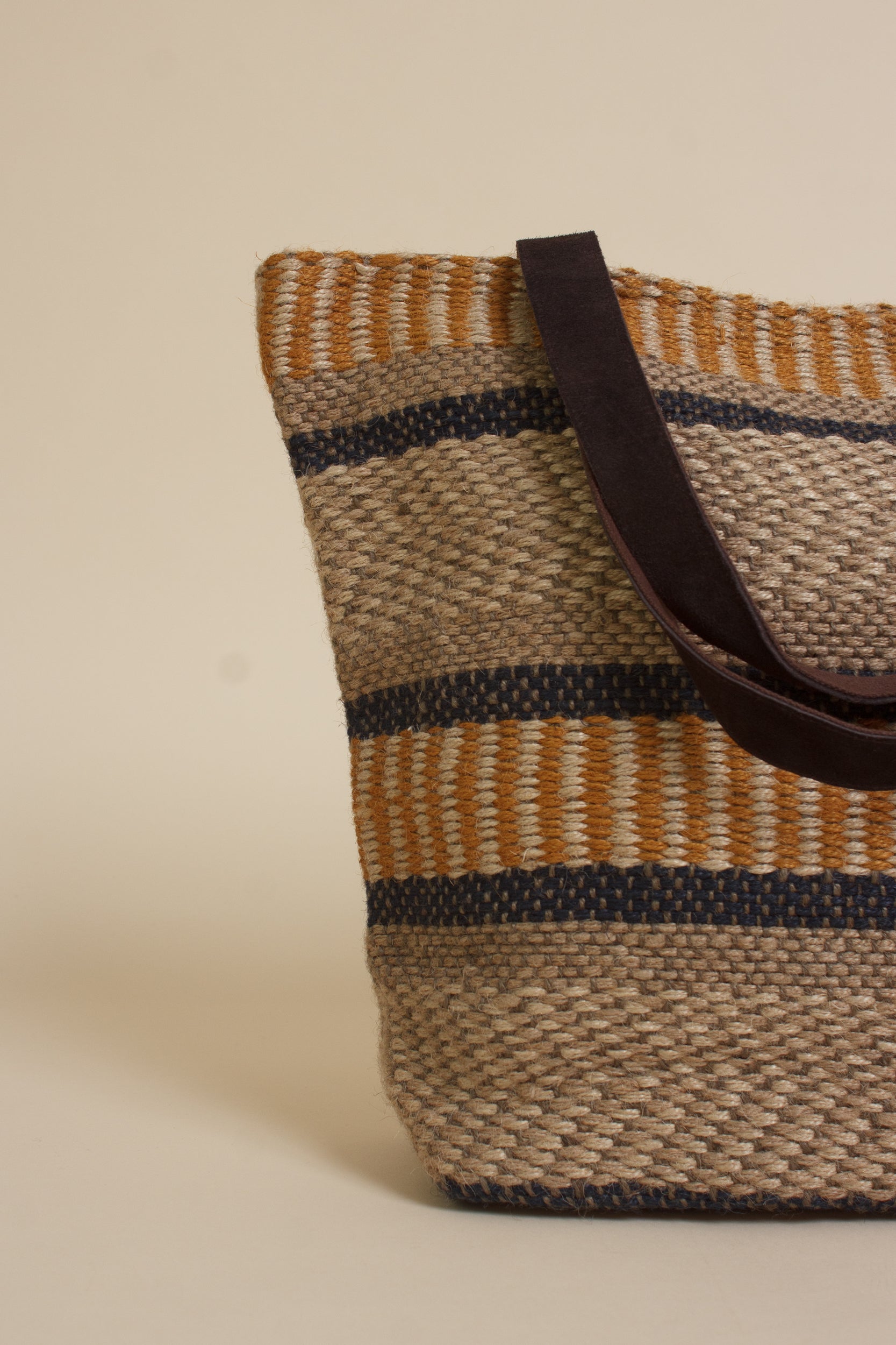Jute tote bag, in mustard.