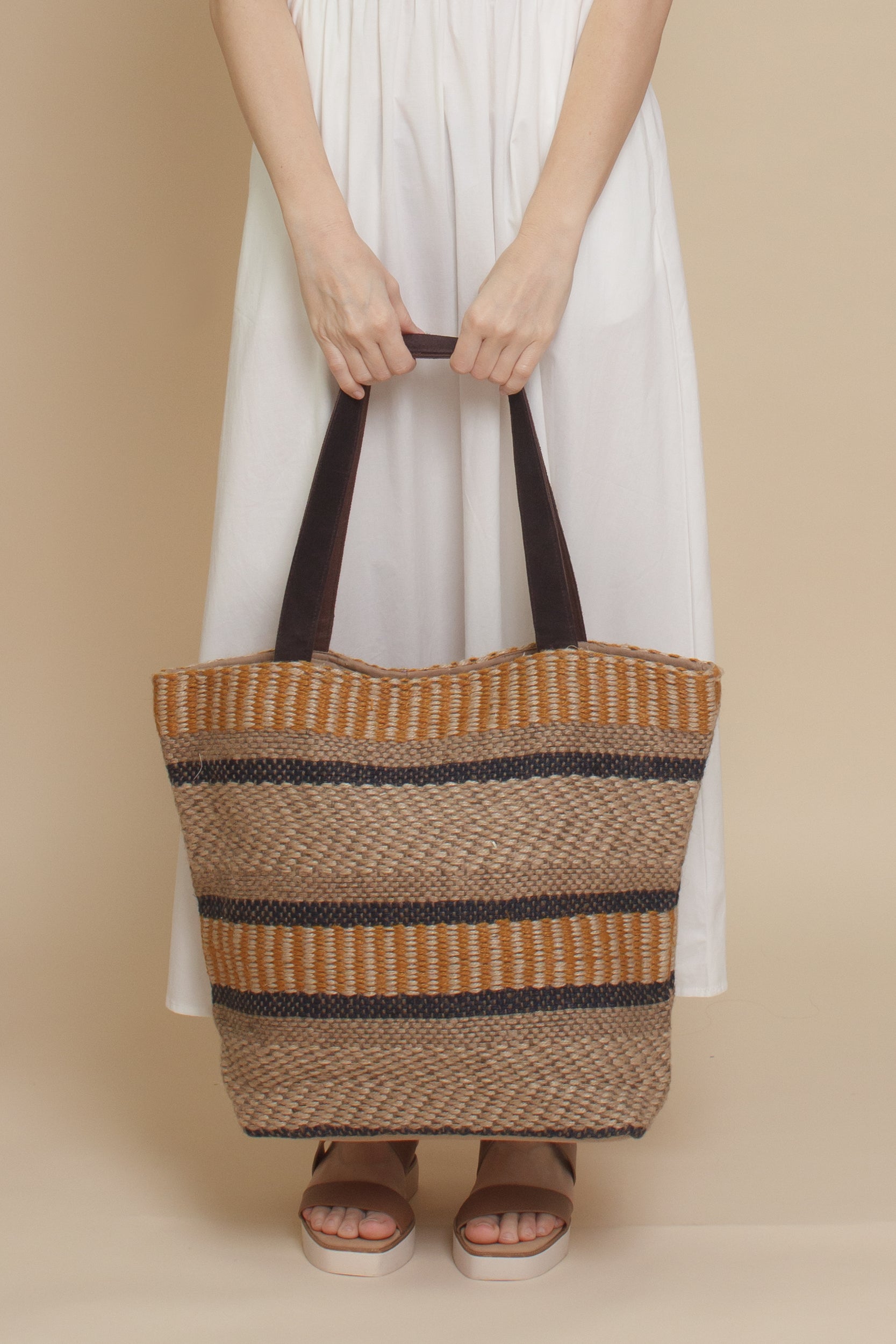 Jute tote bag, in mustard.