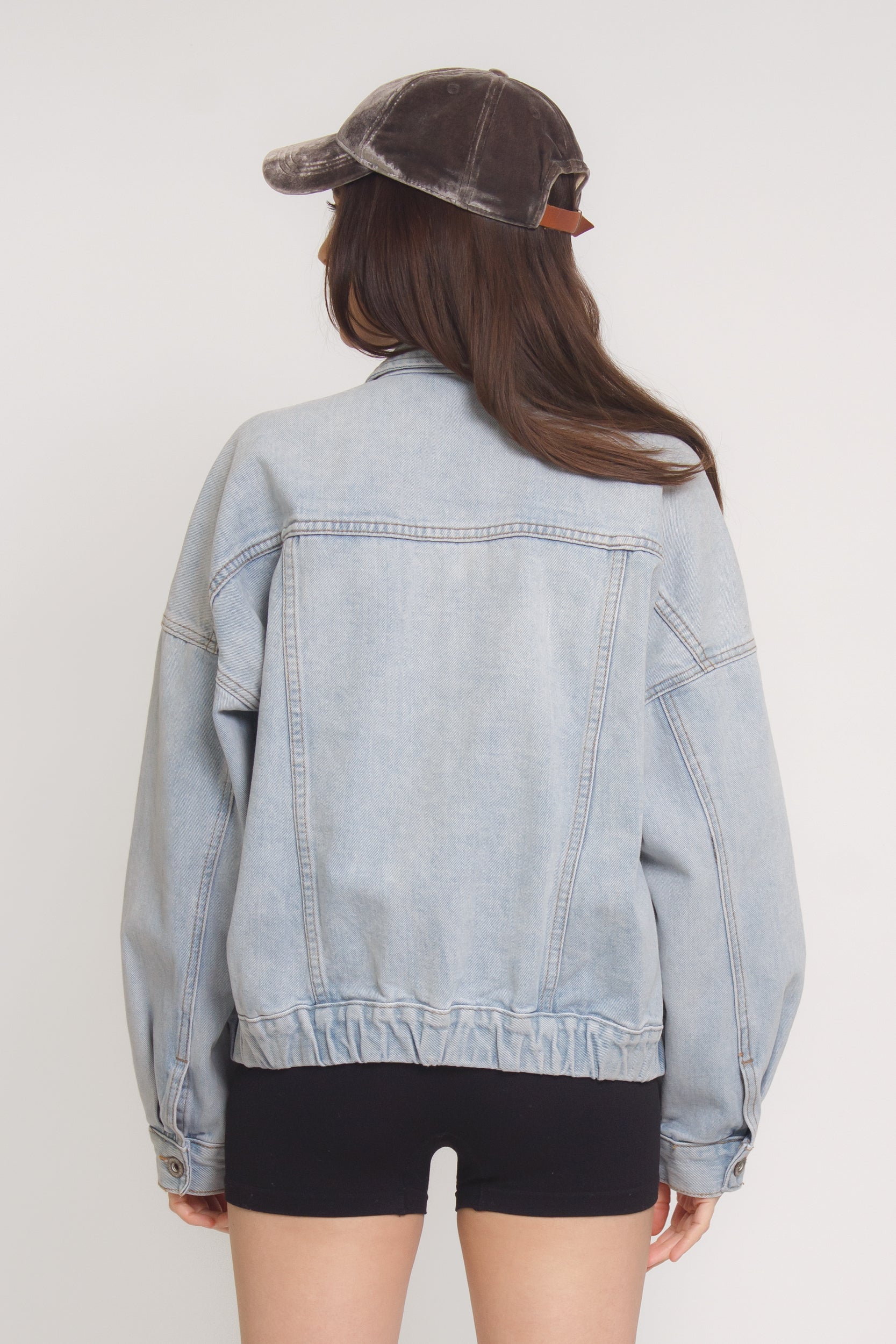Denim jacket with pockets. Image 6