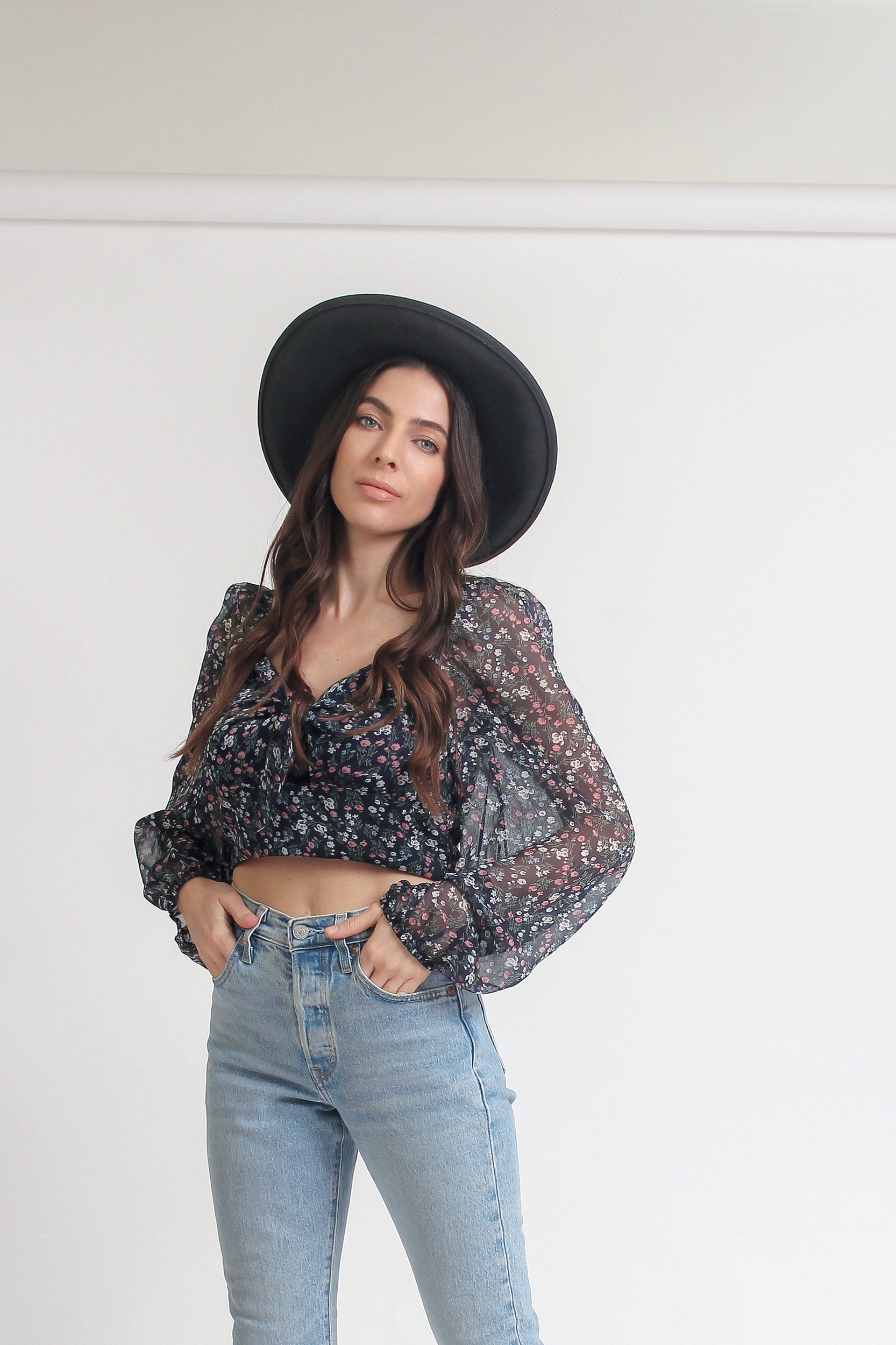 Floral puff sleeve crop top. Image 4