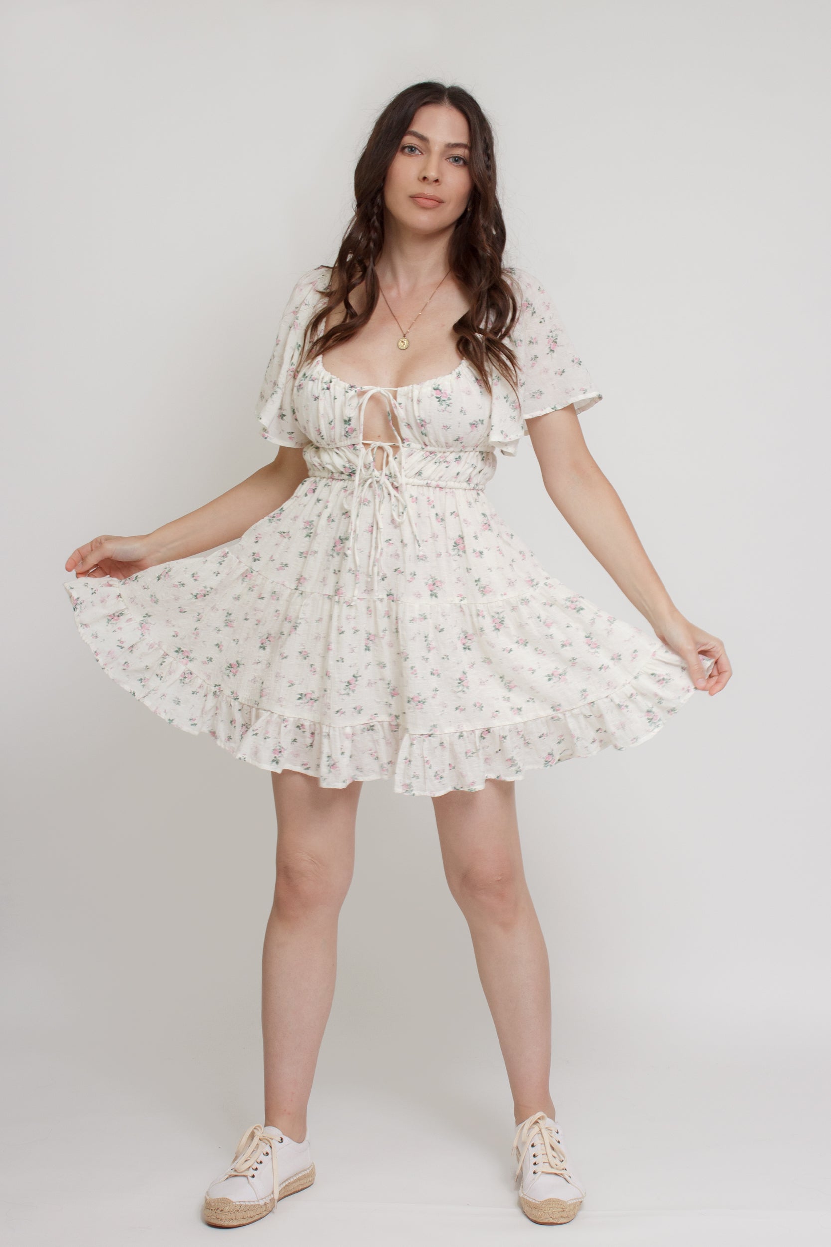 Floral mini dress with flutter sleeves, in pink cream.