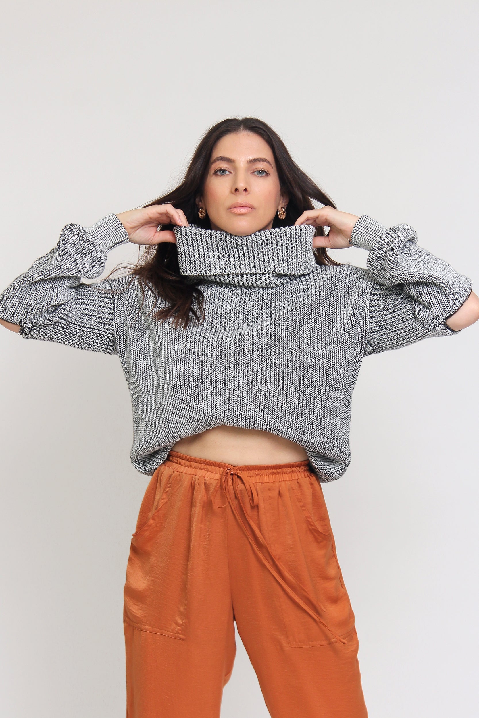 Chunky turtleneck sweater with zipper sleeves, in black/grey. Image 5