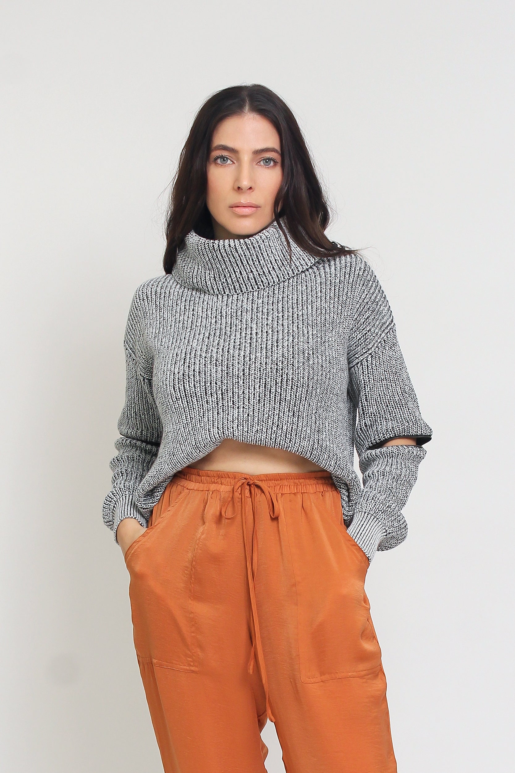 Chunky turtleneck sweater with zipper sleeves, in black/grey.