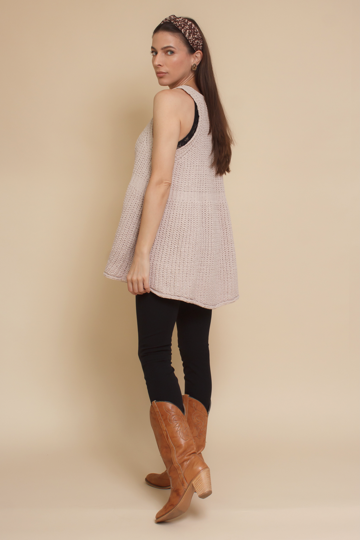 Babydoll sleeveless sweater with back zipper, in beige.