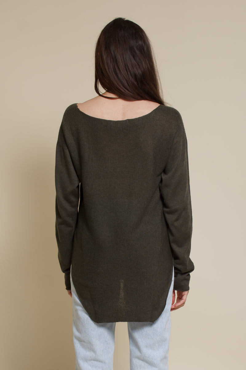 Fate wide neck sweater with round hem, in olive.