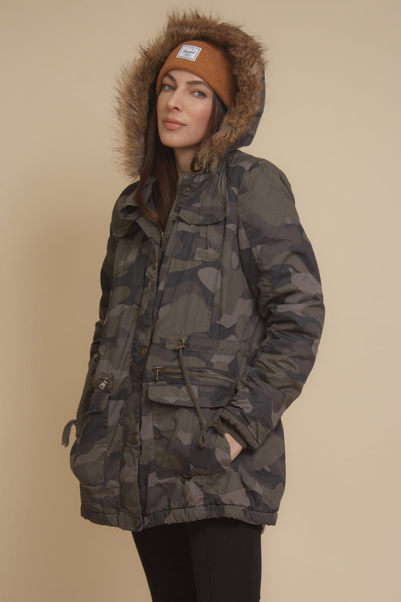 Camouflage coat with fur trim hood. Image 4