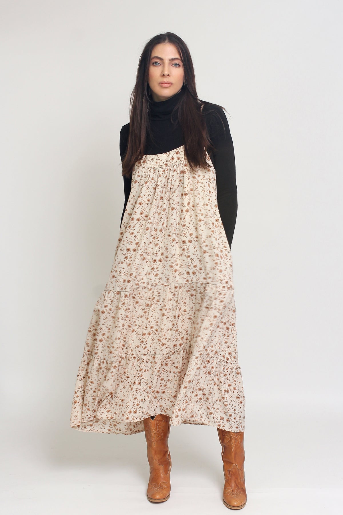 Apron front floral midi dress with pockets and tiered skirt, in cream. Image 4