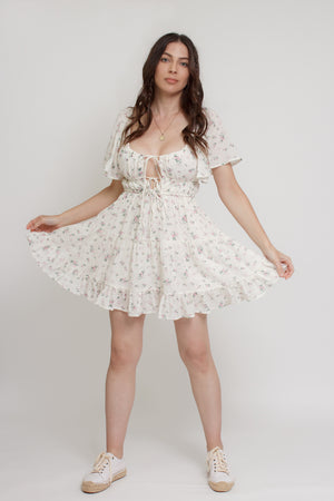 Floral mini dress with flutter sleeves, in pink cream.
