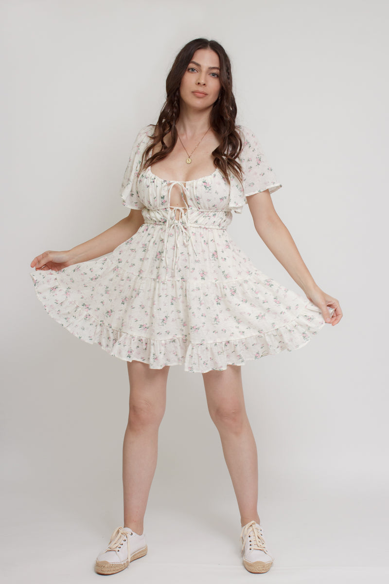 Floral mini dress with flutter sleeves, in pink cream.