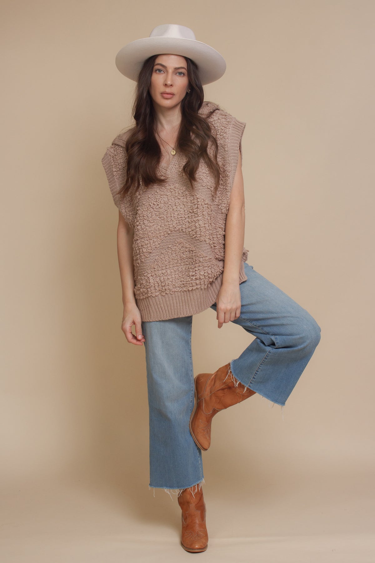 Oversized sweater vest with hood, in mauve. Image 3