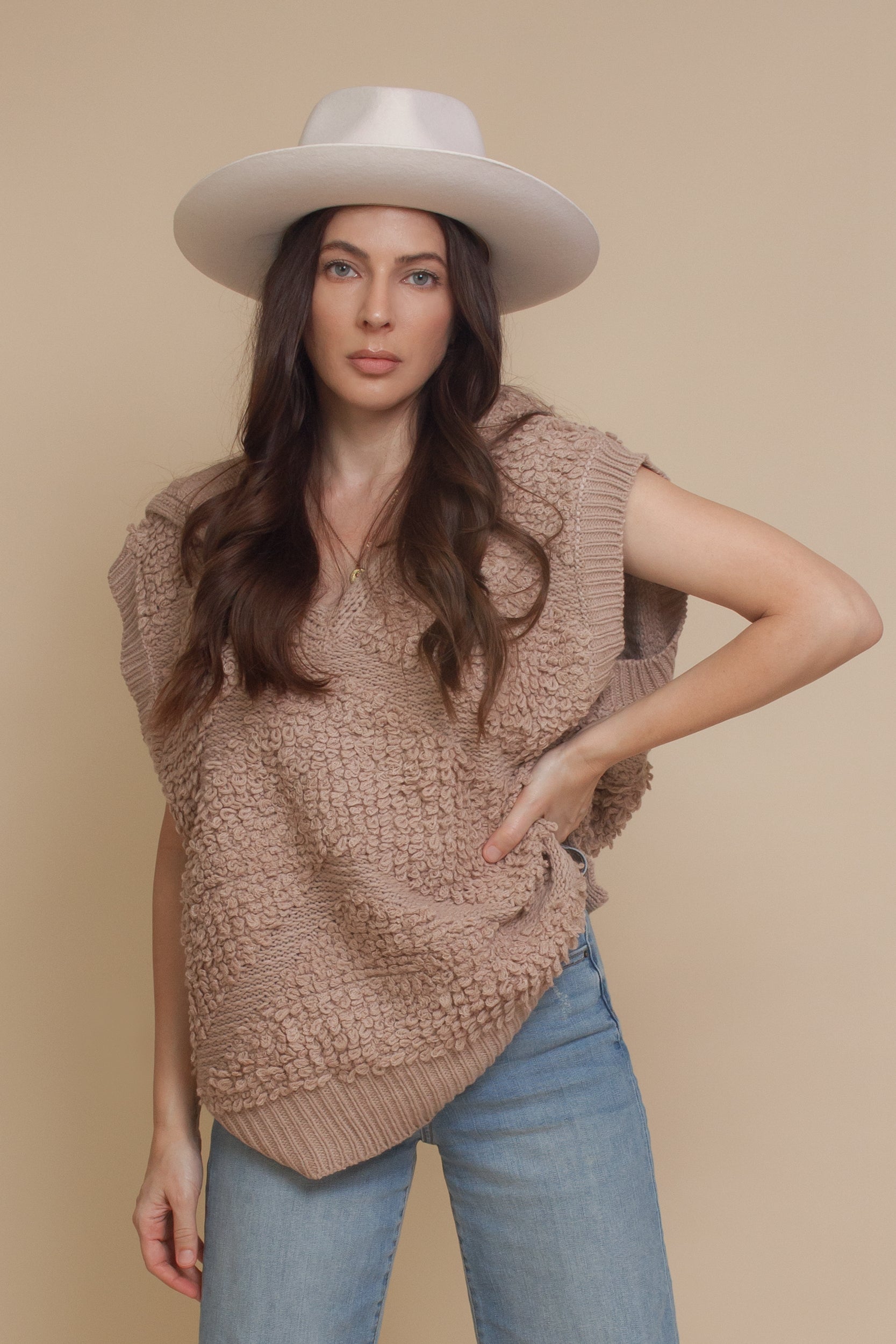 Oversized sweater vest with hood, in mauve. Image 4