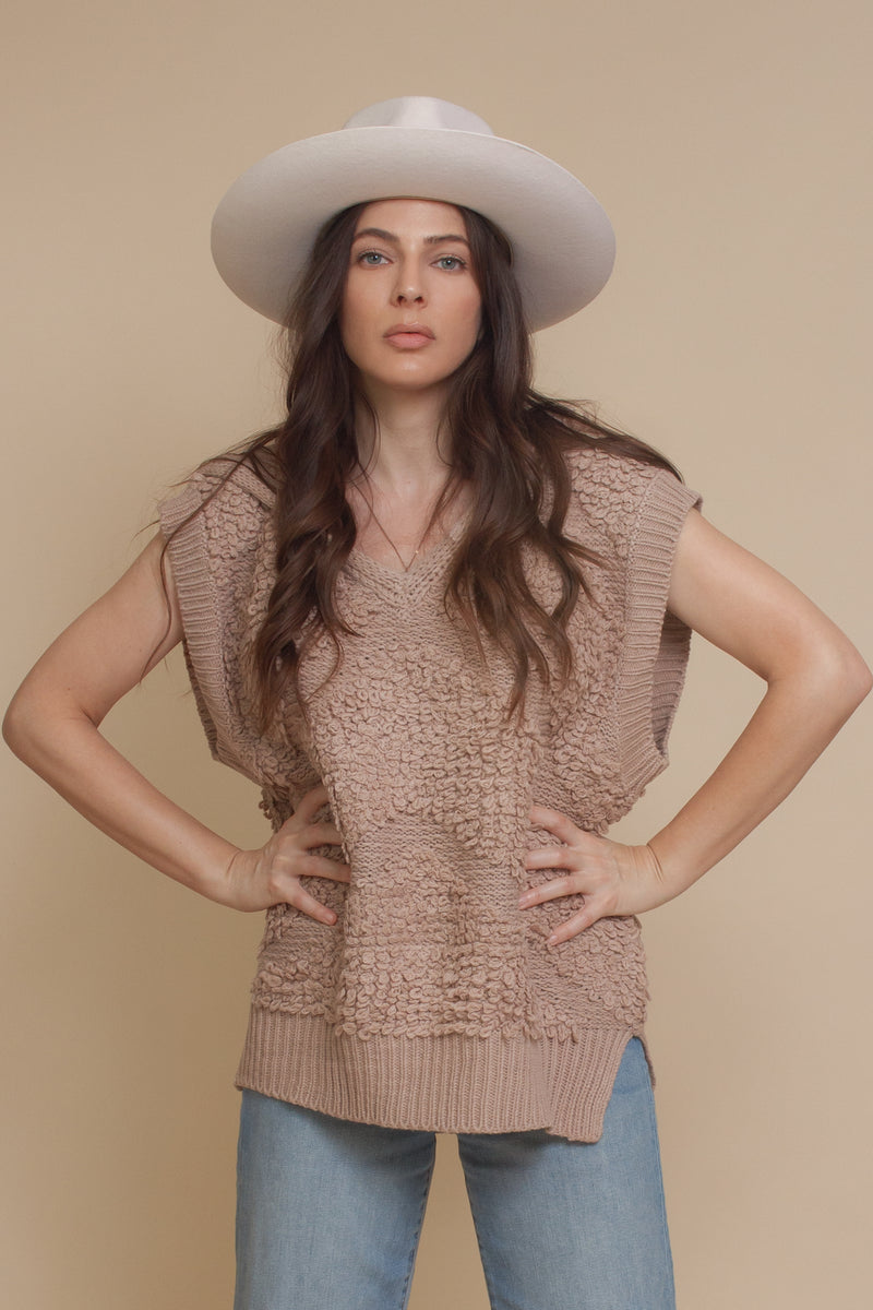 Oversized sweater vest with hood, in mauve.