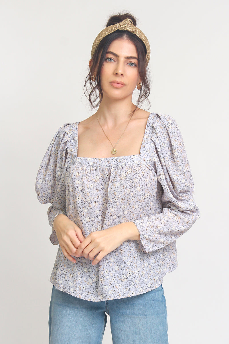Floral top with square neckline and puff sleeves, in Lilac.