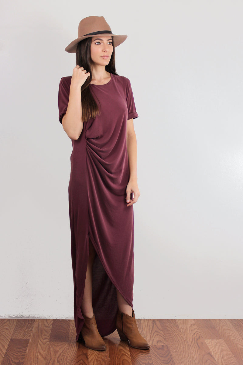 Tee shirt maxi dress with side slit and ruching, in burgundy. 